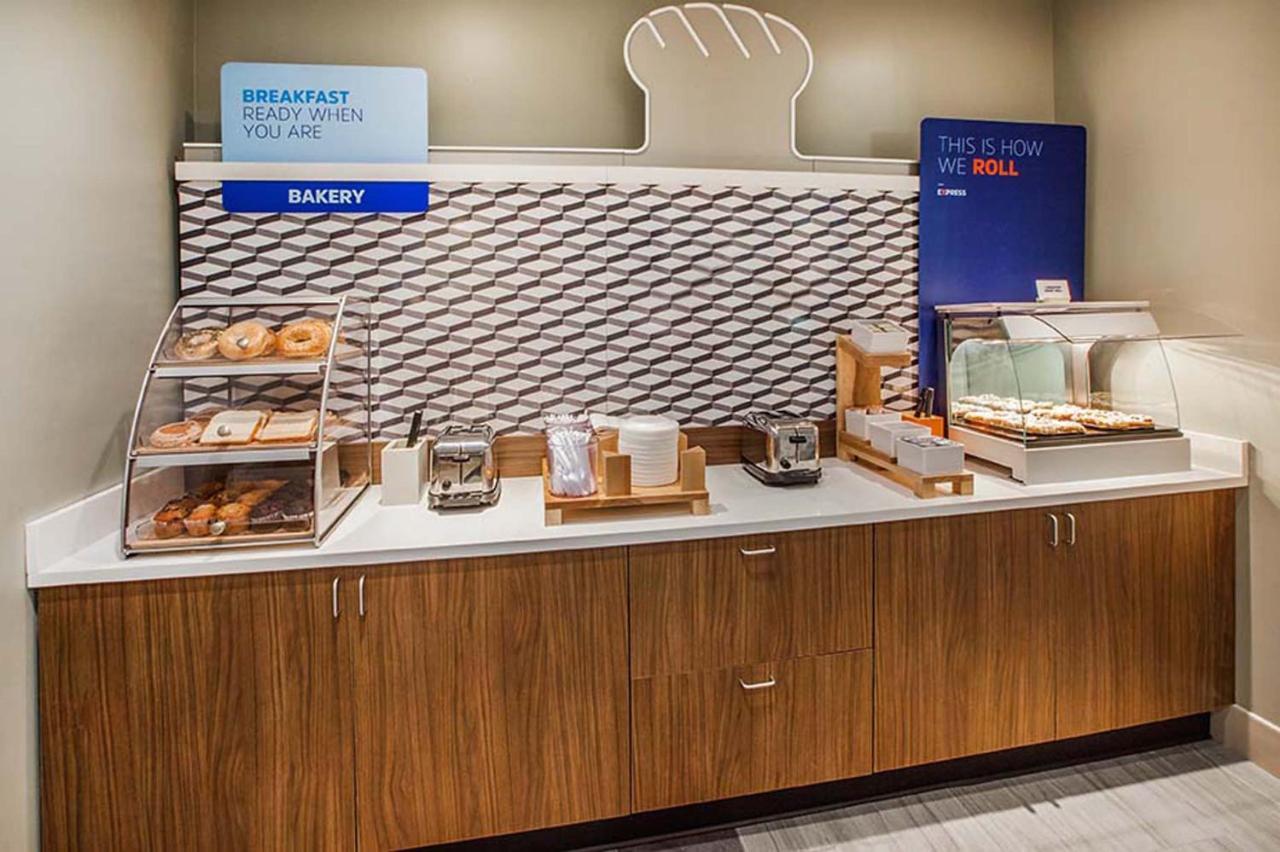 Holiday Inn Express East Peoria - Riverfront By Ihg מראה חיצוני תמונה